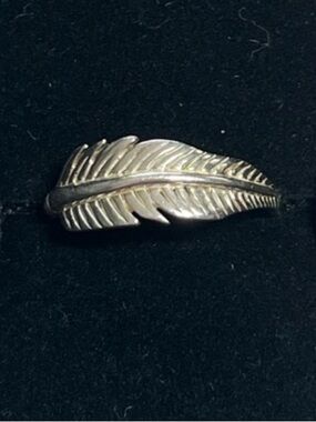 Sterling silver feather ring. Stamped 925. Excellent condition
Size 5.5